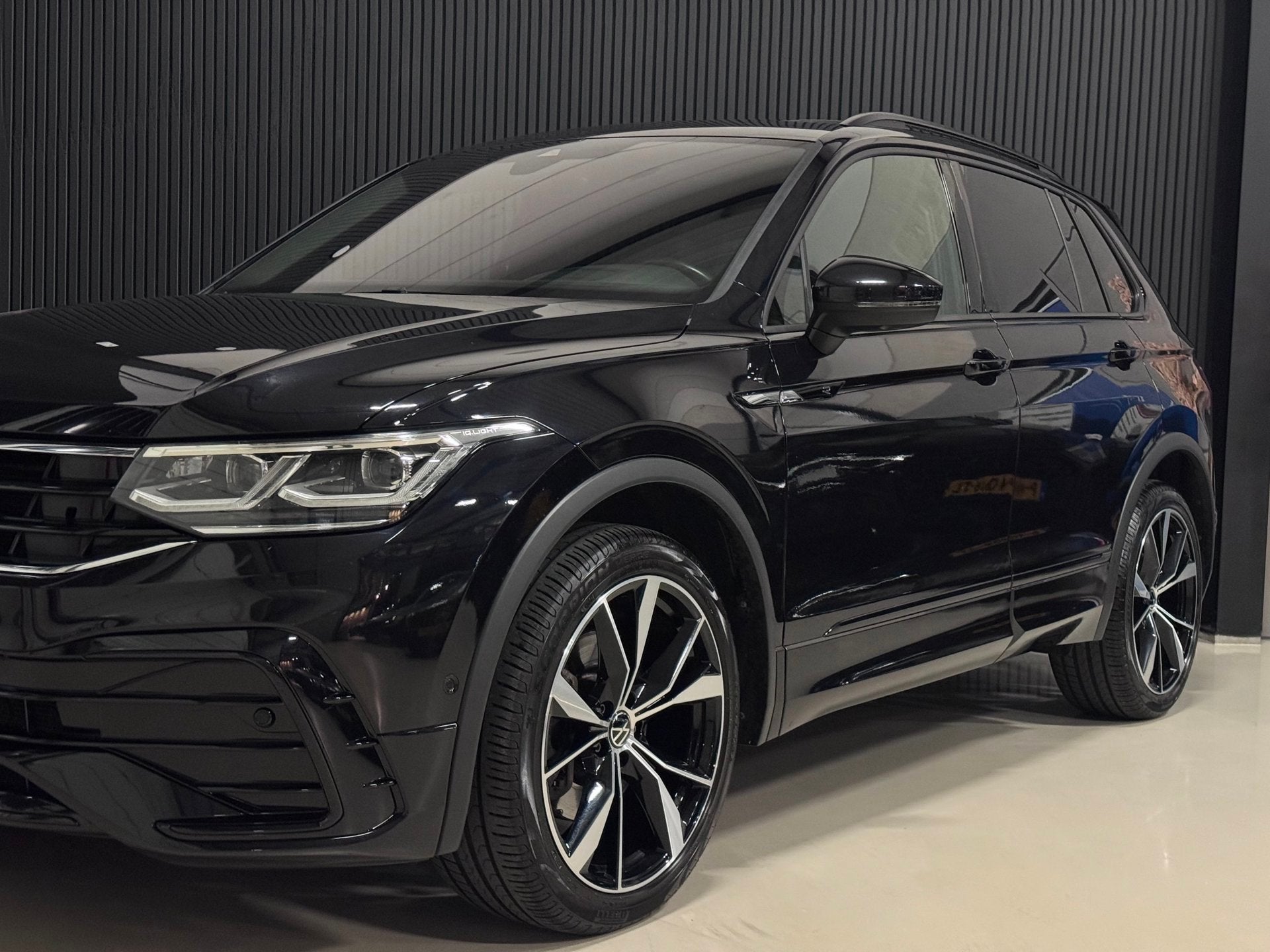 Volkswagen Tiguan 2.0 TSI 4Motion 3X R-LINE | IQ LIGHT | 360, Auto's, Automaat, Dealer onderhouden, 15 km/l, Zwart