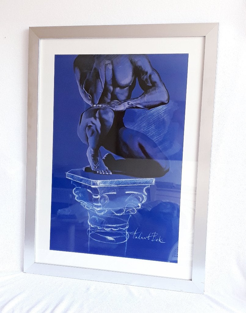 Poster+ lijst- intens blauw -knielend mannenlichaam- torso, Ophalen, 50 tot 75 cm, Foto of Poster, 75 – 100