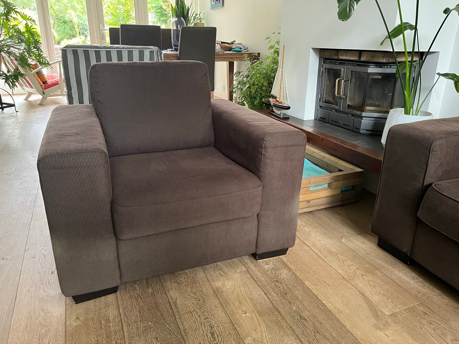 Comfortabele bruine fauteuil, Ophalen, Zo goed als nieuw, Stof, 75 tot 100 cm