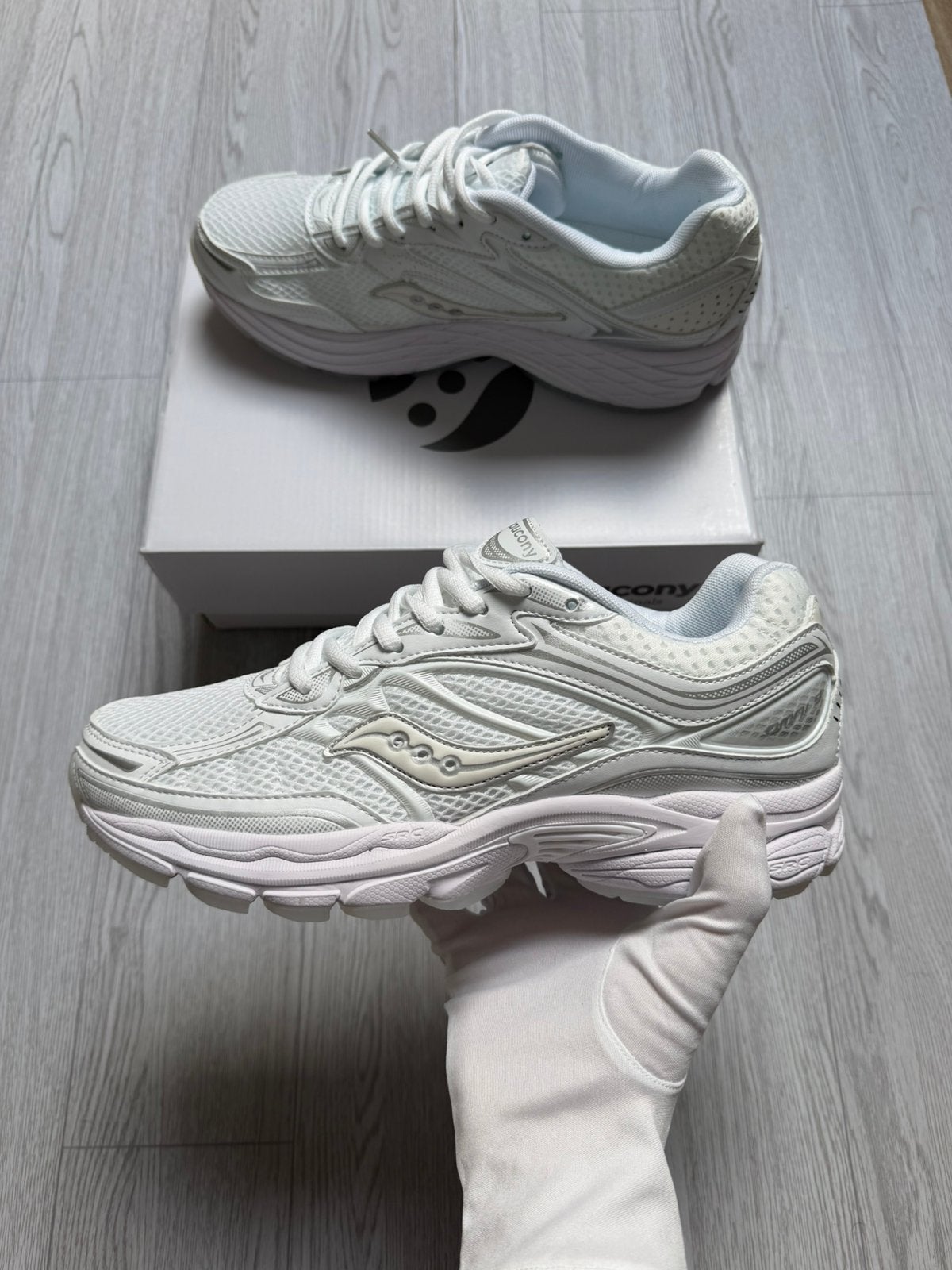 Saucony Progrid Omni 9 - 42, Kleding | Heren, Nieuw, Ophalen of Verzenden, Wit, Sportschoenen