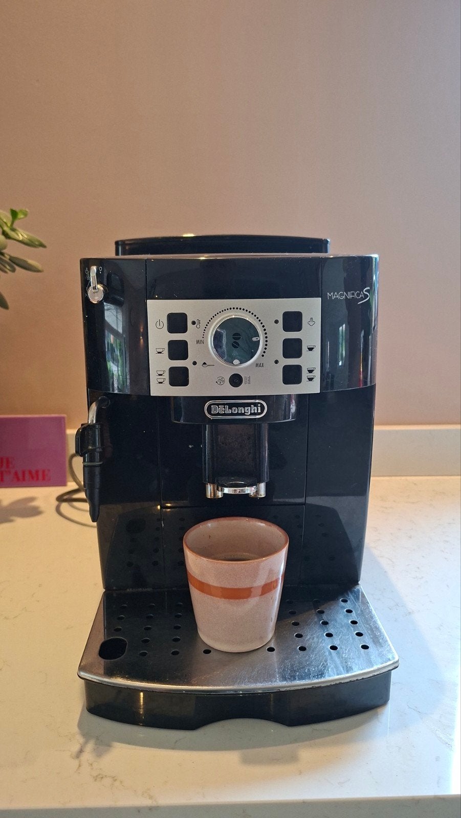 DeLonghi Magnifica S volautomatische espressomachine, Gebruikt, Espresso apparaat, Koffiebonen, 2 tot 4 kopjes