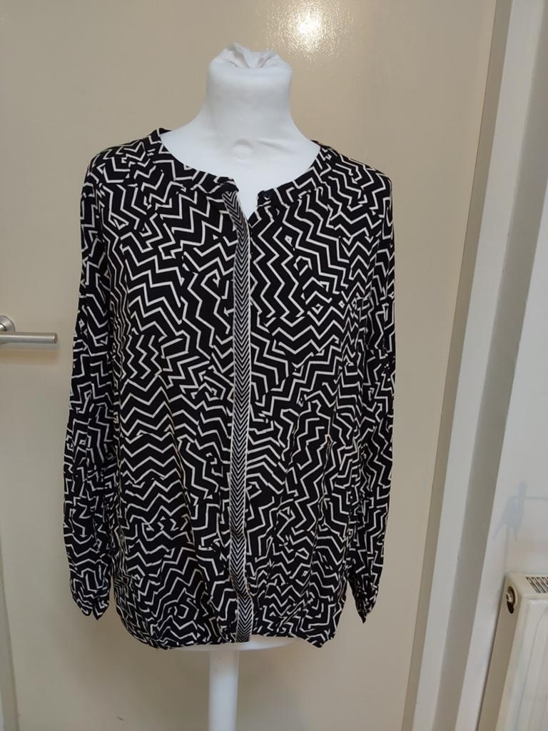 Prachtige top van Peppercorn maat M met leuke allover print, Maat 38/40 (M), Zwart, Ophalen of Verzenden, Zo goed als nieuw