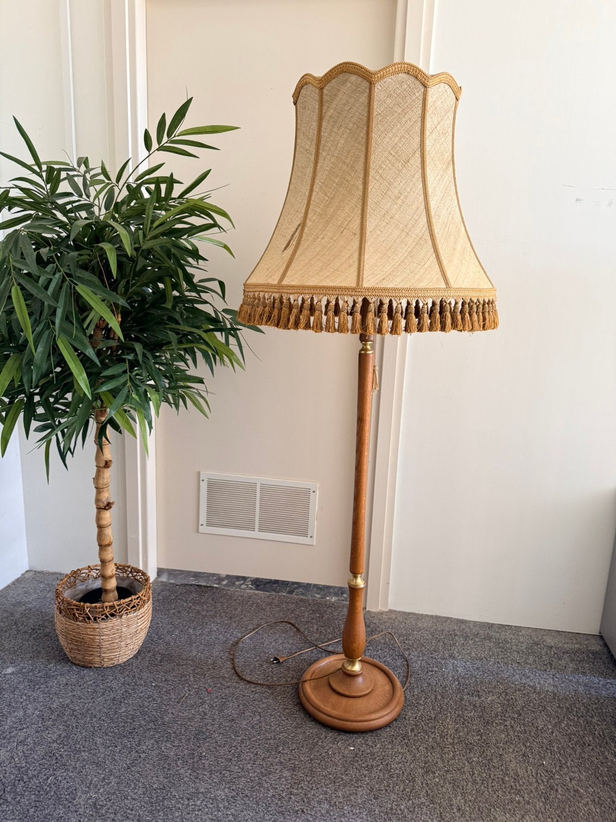 Klassieke Houten Vloerlamp met Franjekap – Ca. 1,60 m, Ophalen, Gebruikt, Info@vintageglitch, Vintage