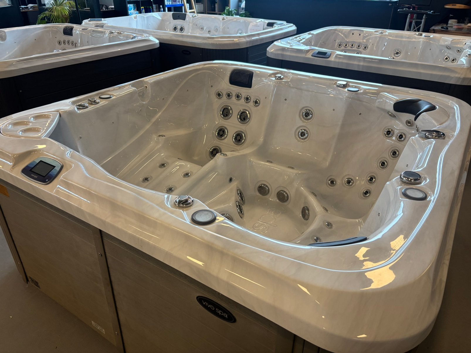 Jacuzzi Vivo 504-N 5 persoons spa uit Duitsland 220x220x92cm, Ophalen, Gebruikt, Afdekzeil, Inbouw