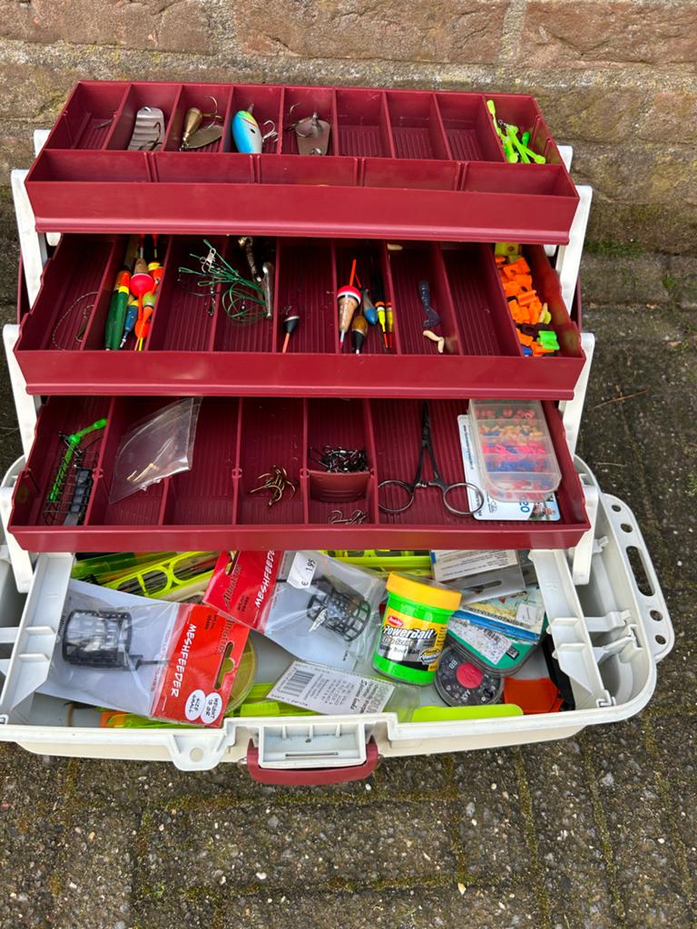 Diverse vishengels en werphengels schepnetten en viskoffers, Watersport en Boten, Ophalen of Verzenden, Zo goed als nieuw, Werphengel