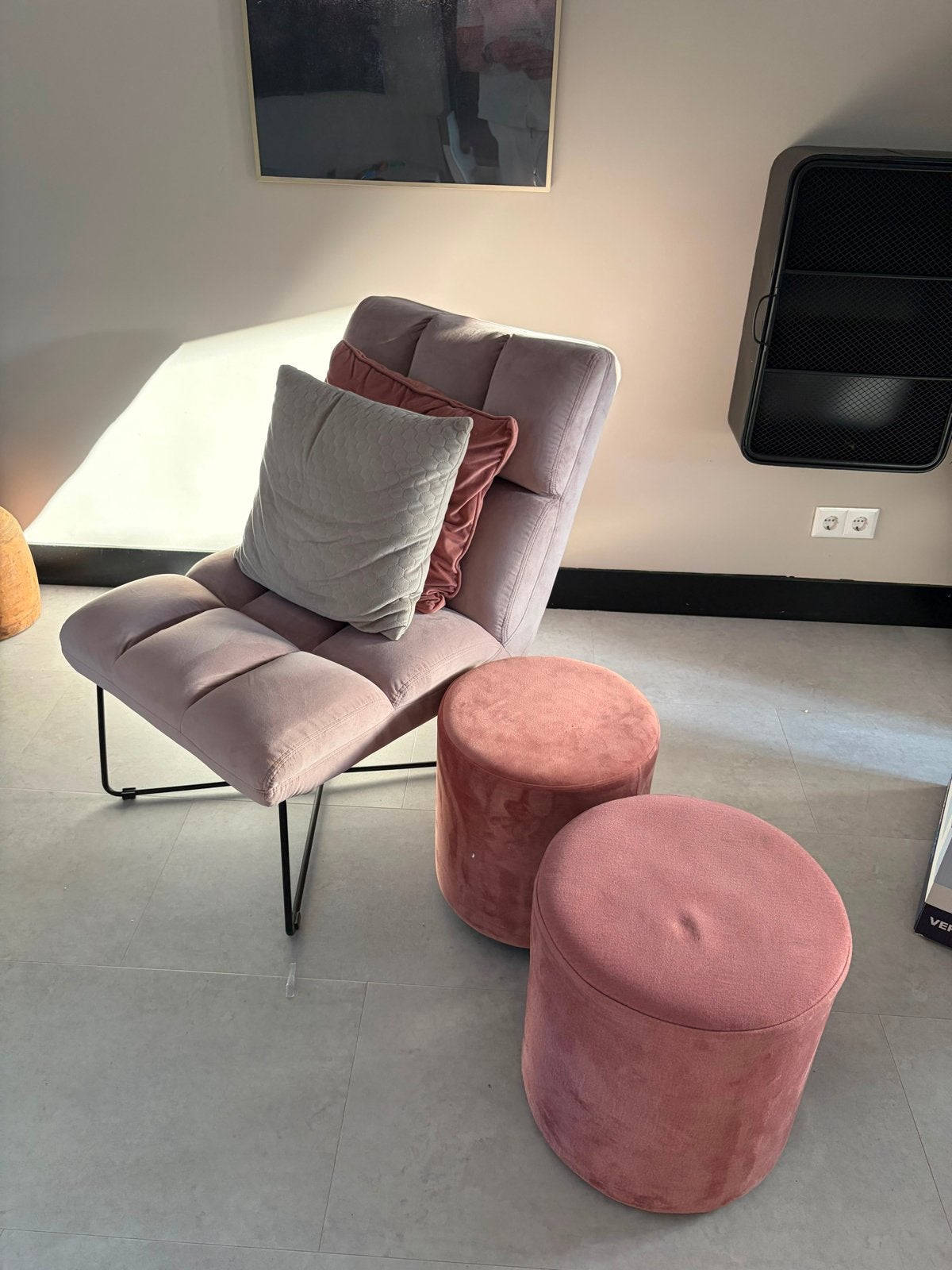 Comfortabele stoel met kussens en twee poefjes, Huis en Inrichting, Stoelen, Ophalen, Overige kleuren, Zo goed als nieuw, Eén