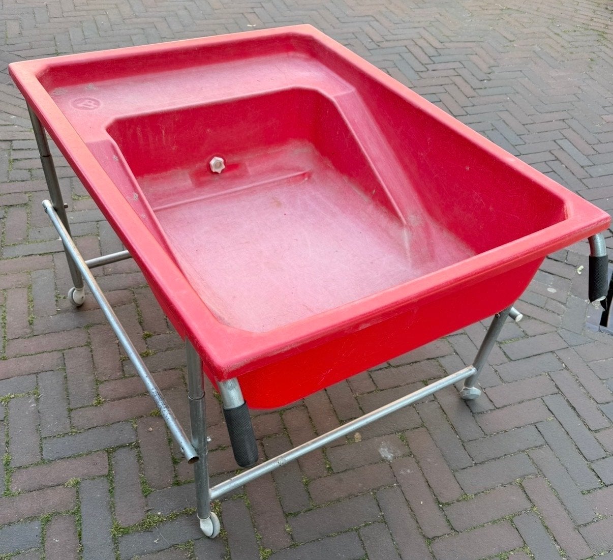 Rode Zand- en Watertafel op Wielen, Ophalen, Gebruikt