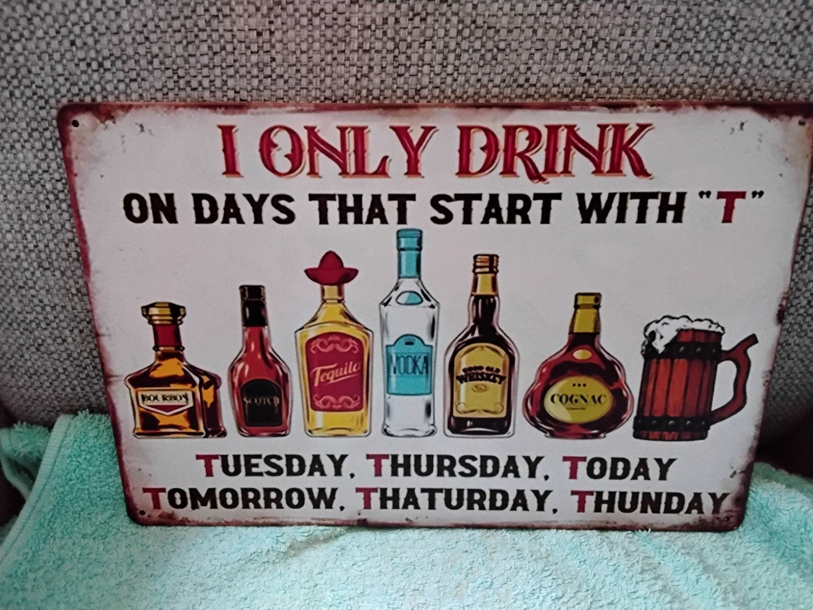 IONLY  Y  DRINK  ON DAYS  THAT  START  WITH" T", Ophalen of Verzenden