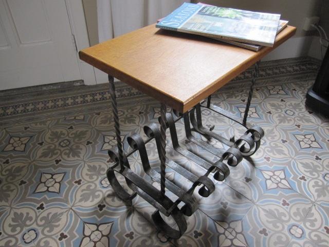 Stoere bijzettafels met smeedijzeren onderstel/lectuurbak, Minder dan 55 cm, Zo goed als nieuw, Vintage stoer landelijk industrieel