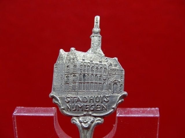 Lepeltje: Nijmegen stadhuis, Verzenden