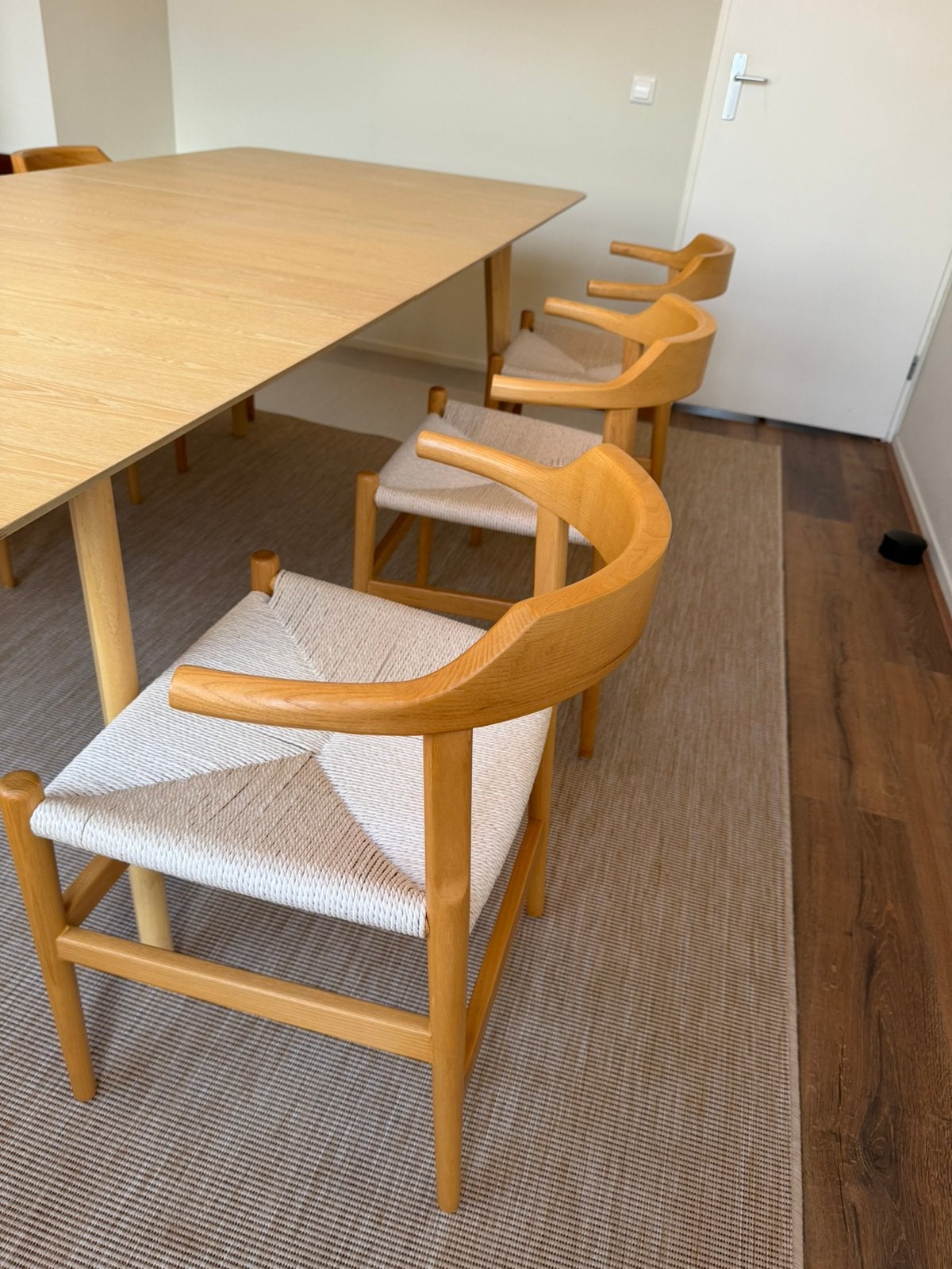 Foto 7 van Uitschuifbare houten eettafel met mooie houten stoelen