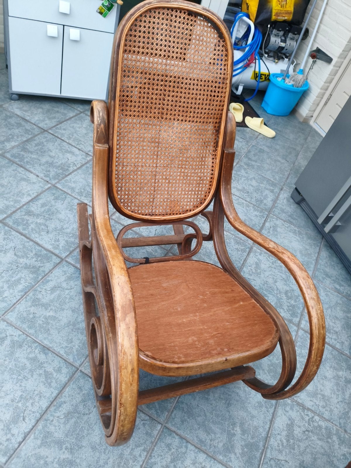 Antieke Schommelstoel met Rotan Rugleuning, Antiek en Kunst, Antiek | Meubels | Stoelen en Banken, Ophalen