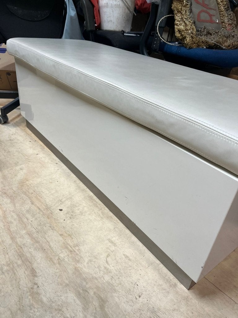 Bankje, wit met kussen, Ophalen, Tweepersoons, 75 tot 100 cm, Zo goed als nieuw
