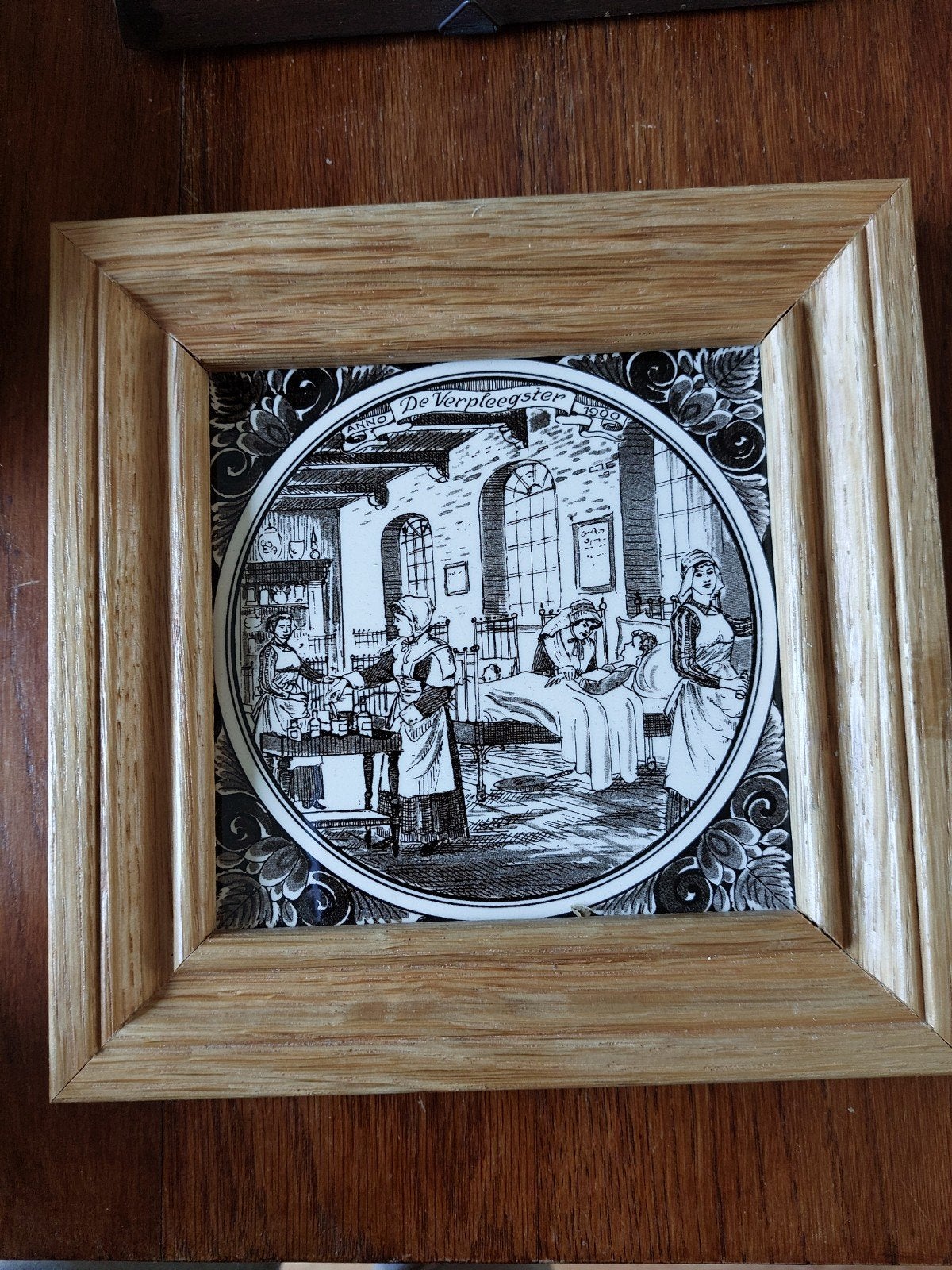Vintage tegel met verpleegster tafereel in houten lijst, Ophalen of Verzenden