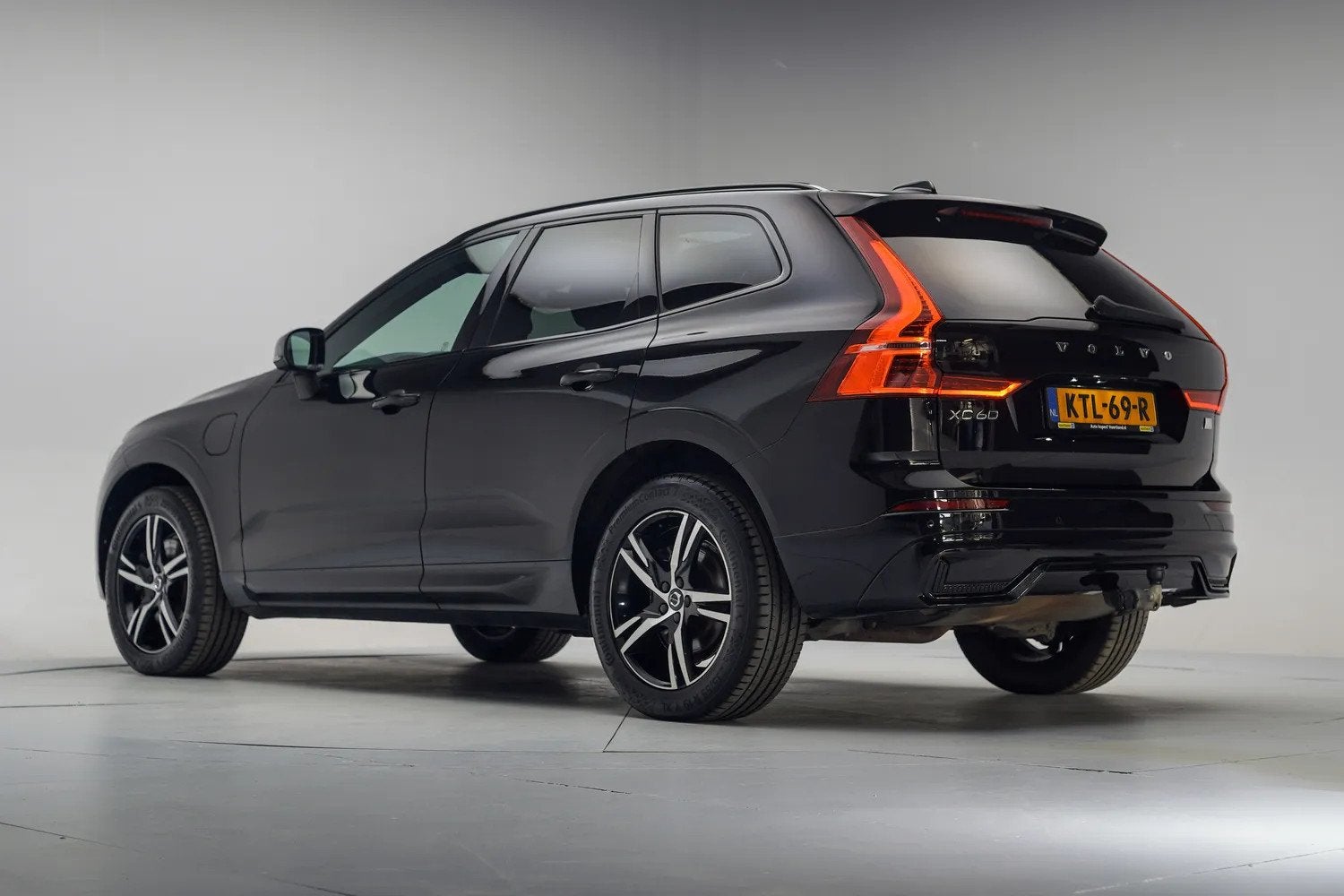 Volvo XC60 T6 R-Design FACELIFT Aut. [ Panoramadak H/K Camer, Auto's, Automaat, Gebruikt, 4 cilinders, Zwart