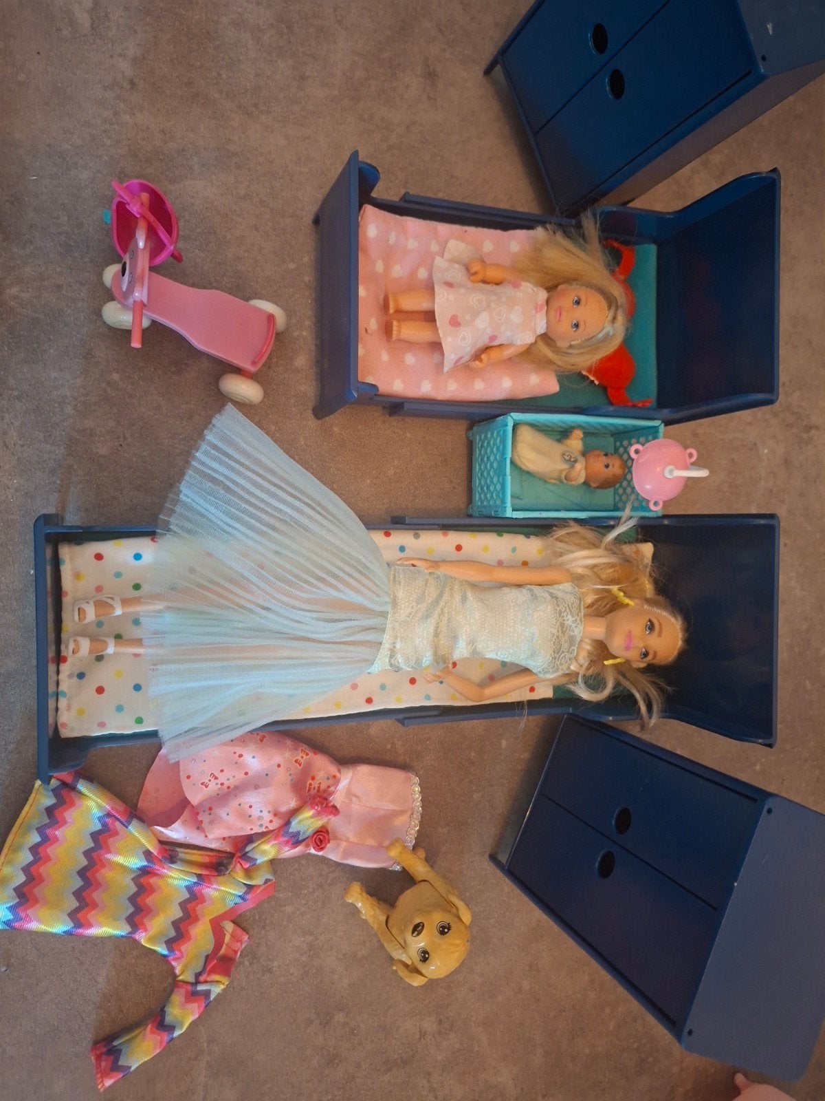 setje barbie slaapkamer met barbie / peuter en baby, Ophalen, Pop