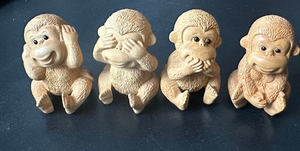4 Hardhouten beeldjes van aapjes Horen Zien en Zwijgen, Hout, Ophalen of Verzenden, Japan, Houtsnijwerk