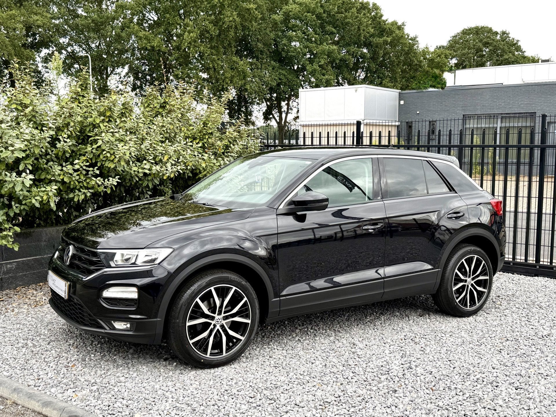 Volkswagen T-Roc 1.0 TSI Style Navi|Media|PDC|Lineast Zwart, Auto's, Voorwielaandrijving, Dealer onderhouden, Stof, Gebruikt