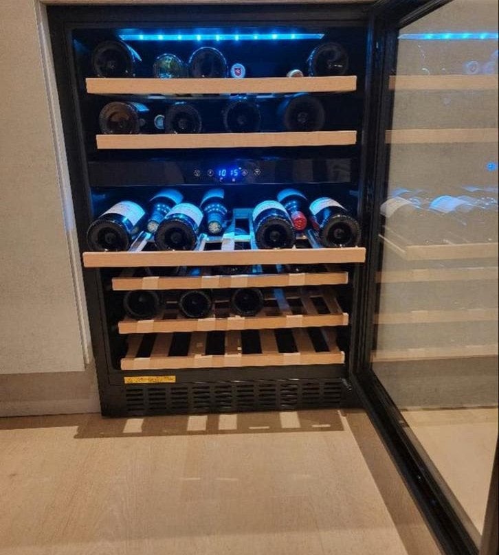 Wijnkoelkast Wijnklimaatkast Zwart Zo goed als nieuw, Zonder vriesvak, Nieuw, Minder dan 75 liter, 45 tot 60 cm