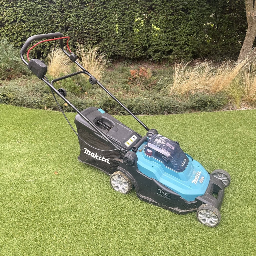 Makita DLM432Z LXT 2x18 V accu, Ophalen, Accu-grasmaaier, Zo goed als nieuw, Opvangbak