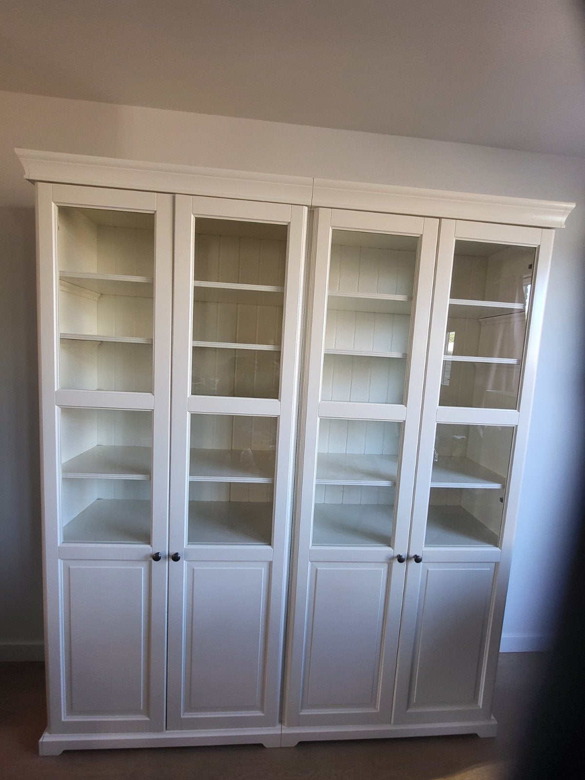 Witte vitrinekast met glazen deuren en planken, Ophalen, 150 tot 200 cm, Klassiek, Landelijk, 25 tot 50 cm