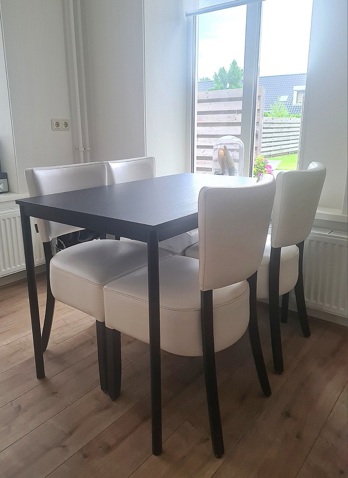 Kleine eetkamertafel met 4 leren stoelen, Ophalen, Gebruikt, Overige materialen, 100 tot 150 cm