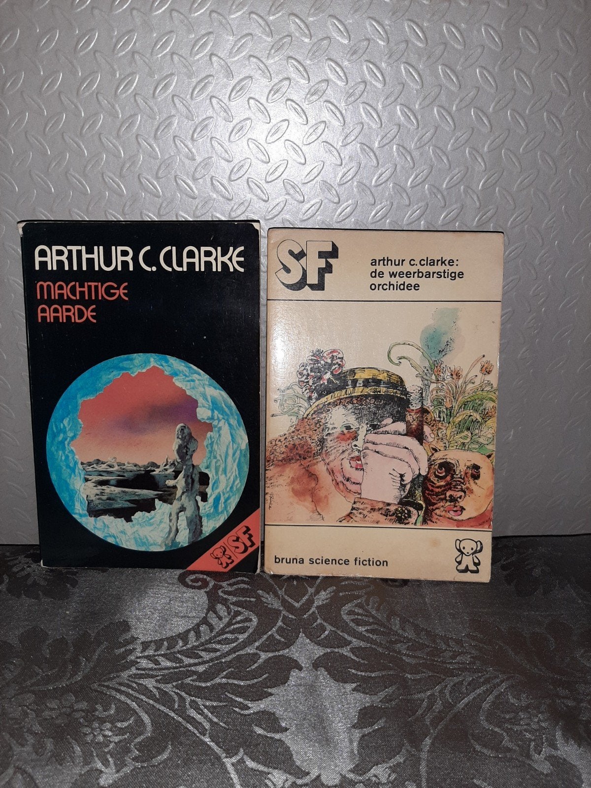 Arthur C. Clarke - Machtige Aarde & De Weerbarstige Orchidee, Ophalen of Verzenden, Gelezen, Arthur C. Clarke