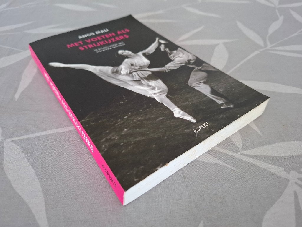 MET VOETEN ALS STRIJKIJZERS - Balletcarrière A. van Rhijn, Ophalen of Verzenden, Gelezen, Ballet of Musical