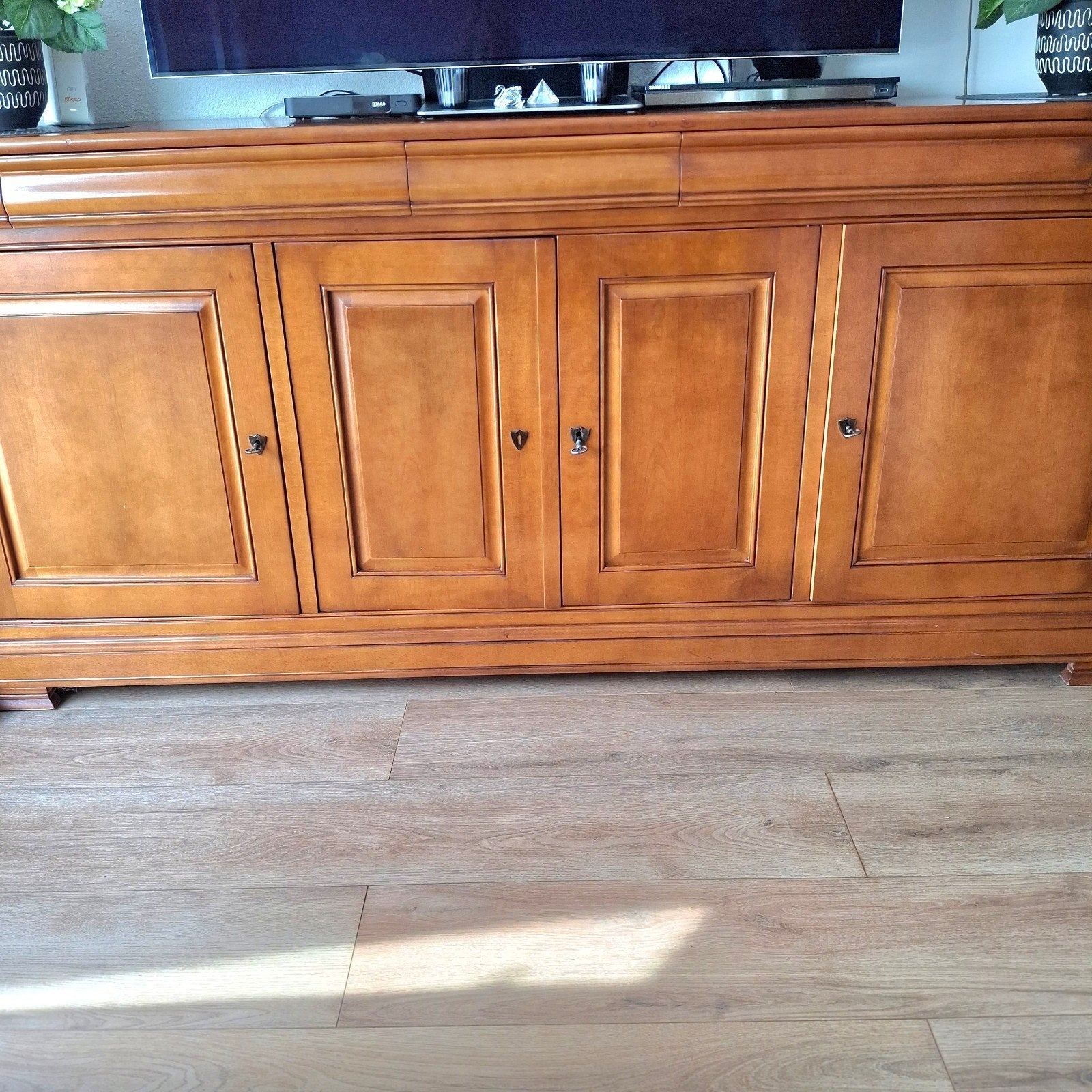 Massief houten dressoir met 4 deuren en 2 laden, Ophalen, Gebruikt, 150 tot 200 cm, Klassiek, Landelijk