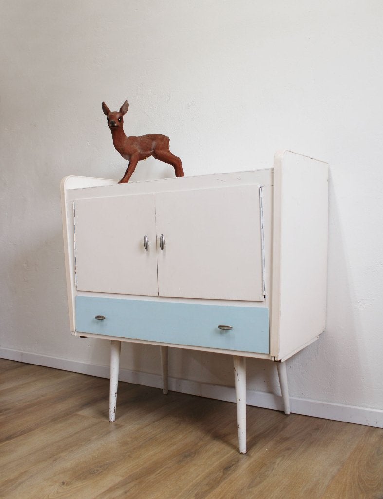 Compacte vintage commode met blauwe lade. Witte retro kast, O, O, 75 tot 100 cm, Minder dan 50 cm