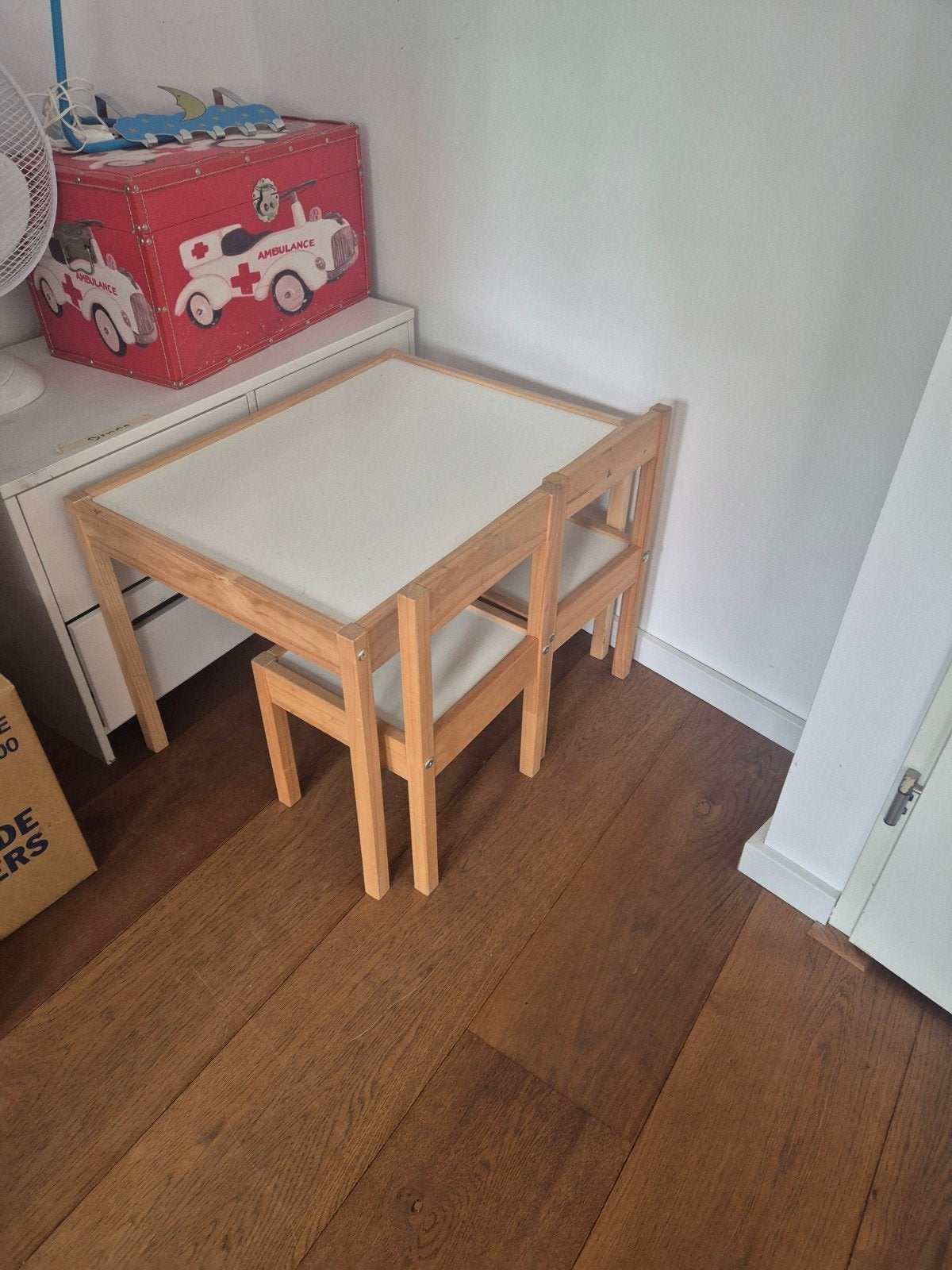 IKEA peuter/kleuter bureau met stoeltjes, Ophalen of Verzenden, Gebruikt, Tafel(s) en Stoel(en)