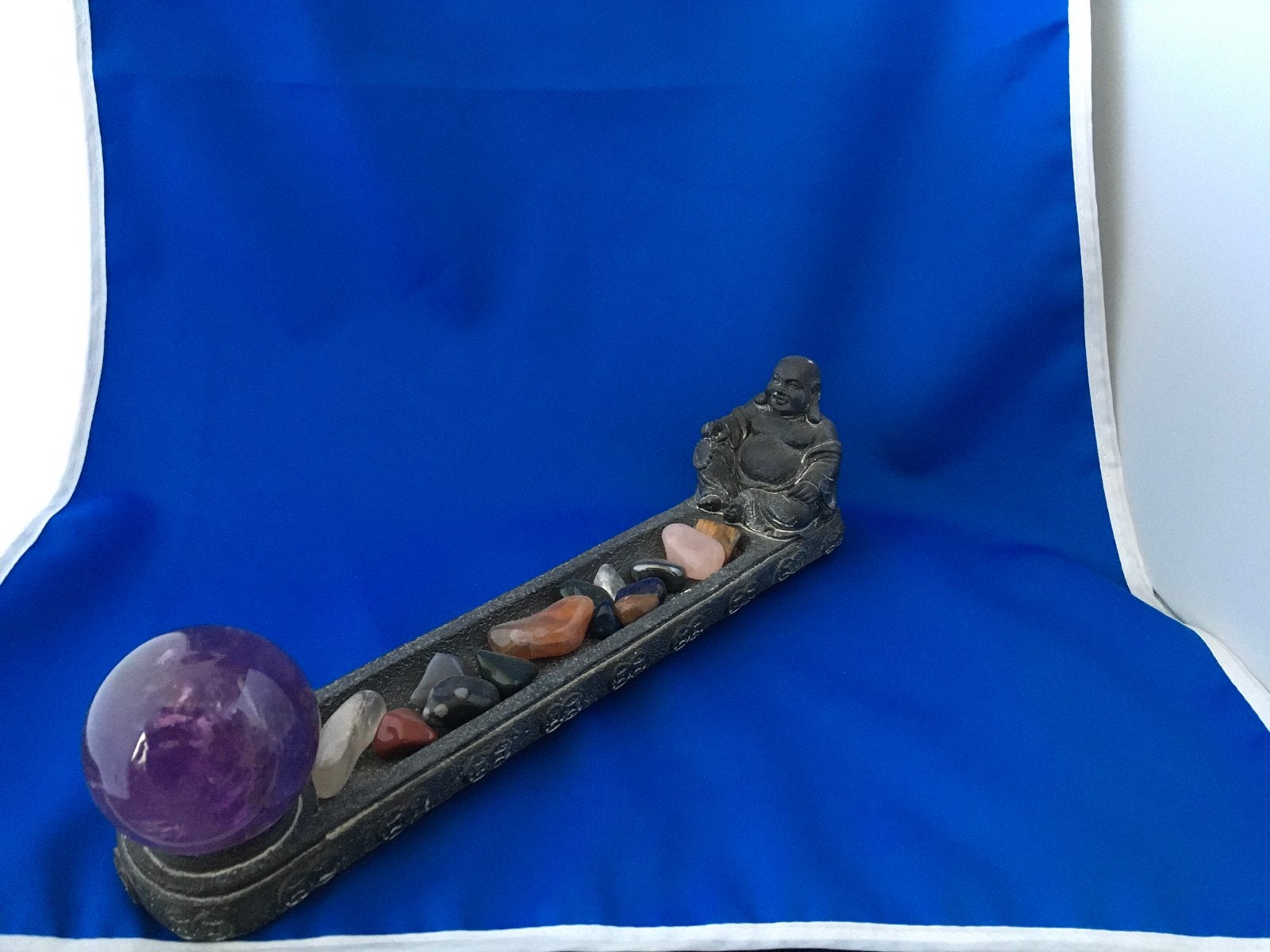 Wierook, meditatie,Boeddha met Amethist bol en mineralen, Gebruikt, P, Steen/keramiek, P