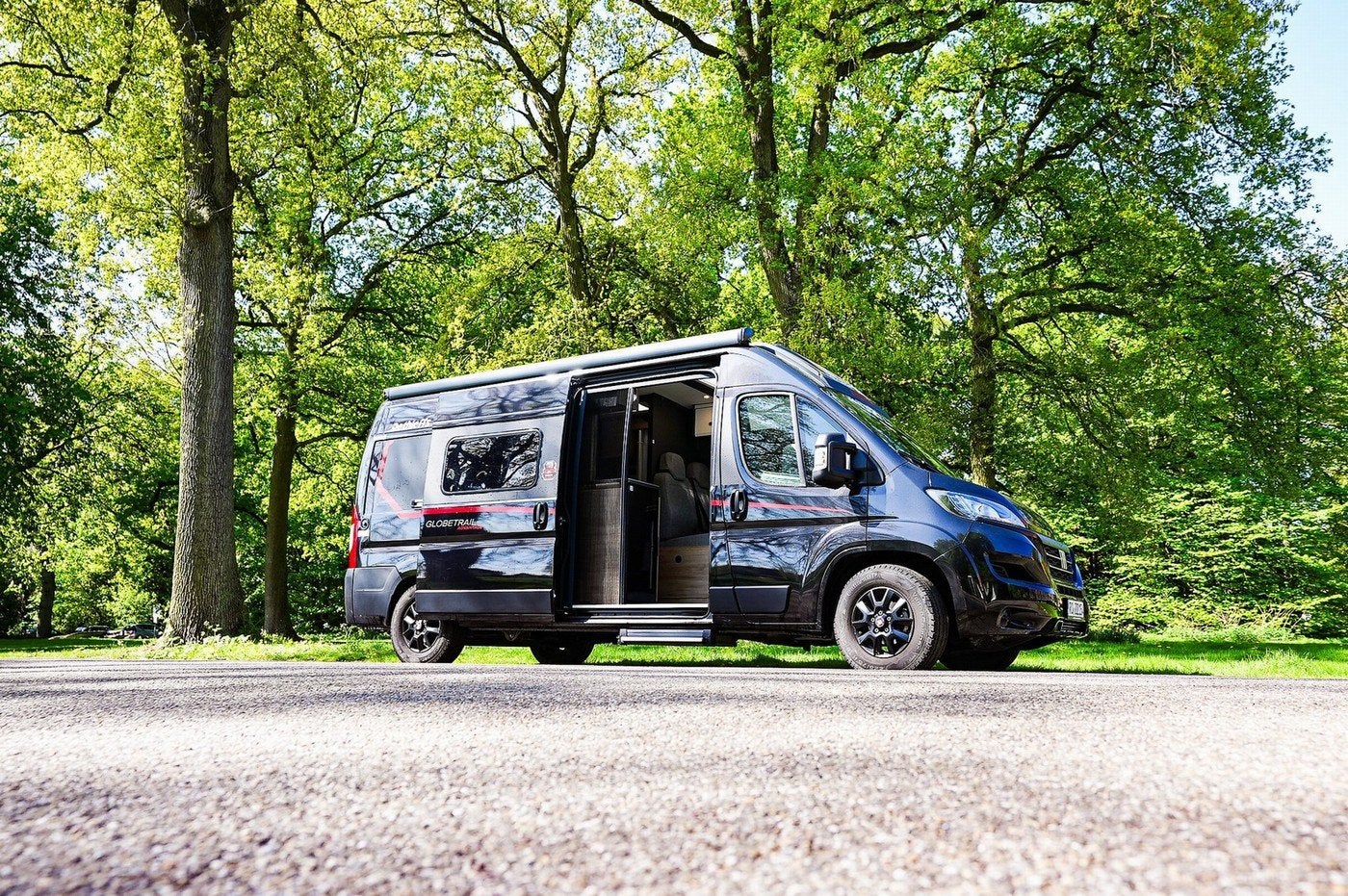 Dethleffs Globetrail Advantage 600 DS verwacht (bj 2024), Caravans en Kamperen, Buscamper of Camperbus, Tot en met 2, 6 tot 7 meter