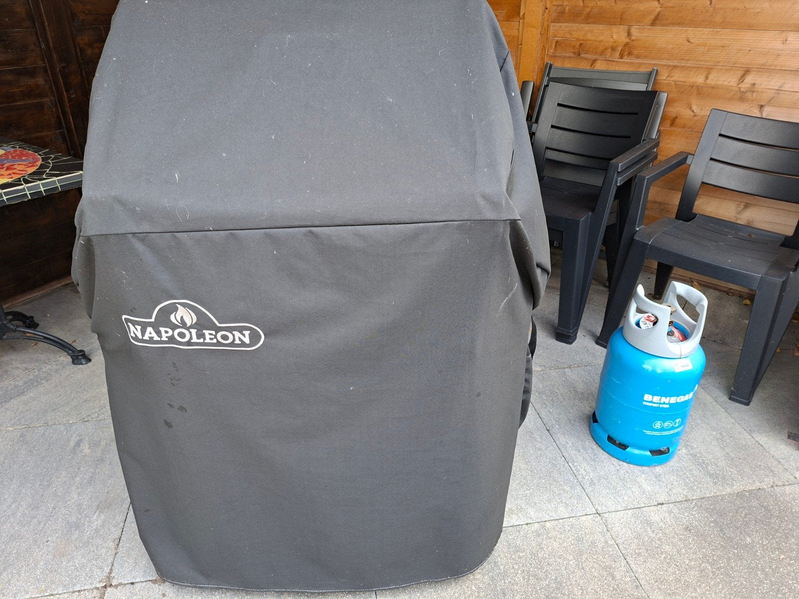 Napoleon Rogue Gasbarbecue met hoes en extra gasfles, Ophalen, Gebruikt, Napoleon