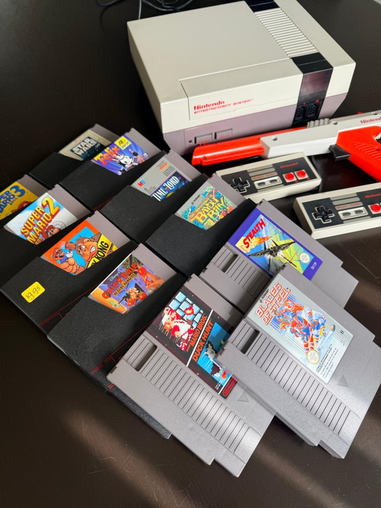 Complete Nintendo NES | 2 controllers, Zapper & games, Spelcomputers en Games, Spelcomputers | Nintendo NES, Zo goed als nieuw
