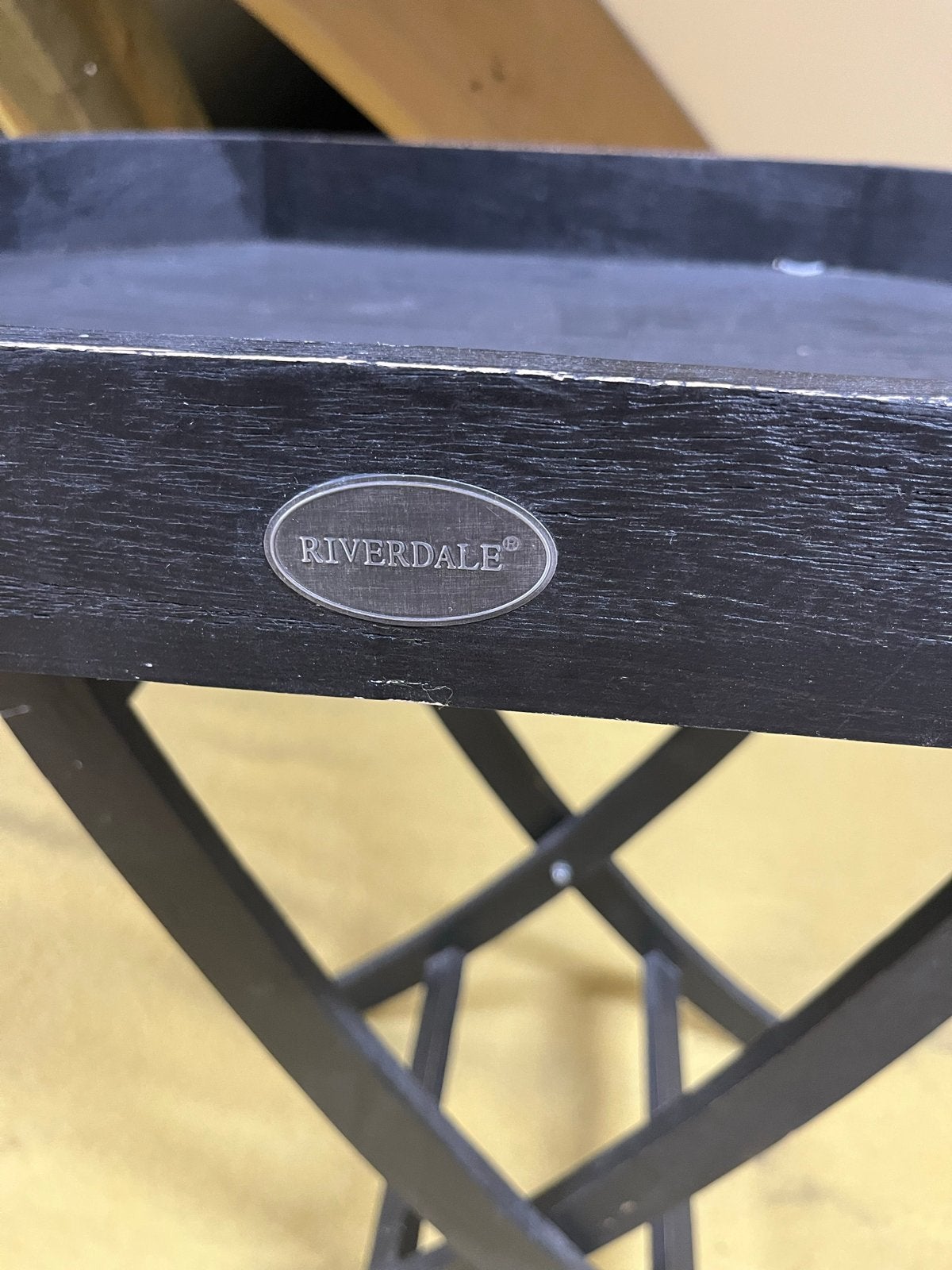 Riverdale bijzettafel met afneembaar dienblad, Huis en Inrichting, Tafels | Bijzettafels, Gebruikt, 55 tot 75 cm, Ovaal, Hout