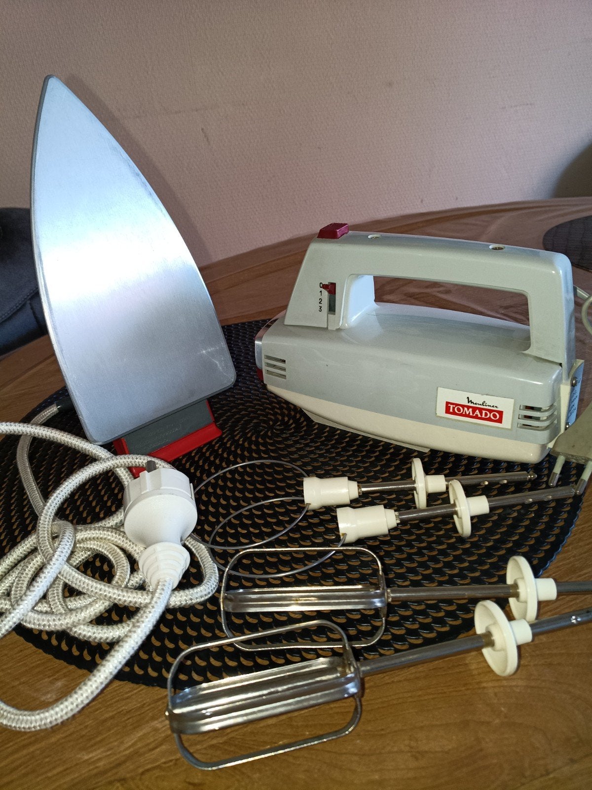 Vintage Strijkijzer en Handmixer Set - Philips & Tomado, Ophalen, Gebruikt, Strijkijzer met snoer