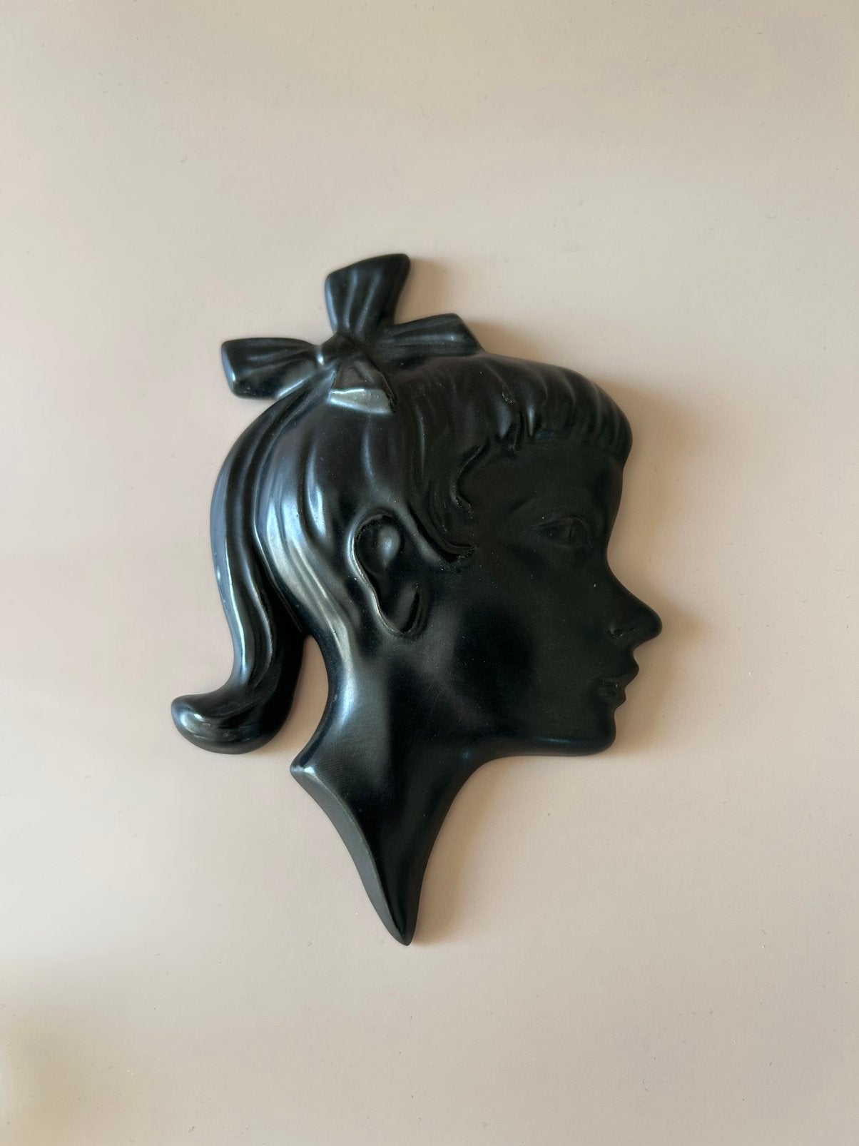 Vintage keramieken Jema wandtegel meisje, Ophalen of Verzenden, Zo goed als nieuw, Zwart, Overige materialen