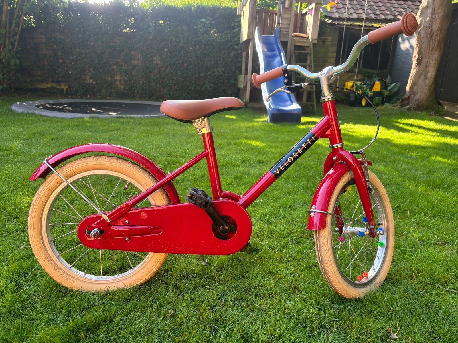 Veloretti maxi kinderfiets 16 inch rood met zijwieltjes, Fietsen en Brommers, Fietsen | Kinderfietsjes, Ophalen, Zijwieltjes, 16 tot 20 inch