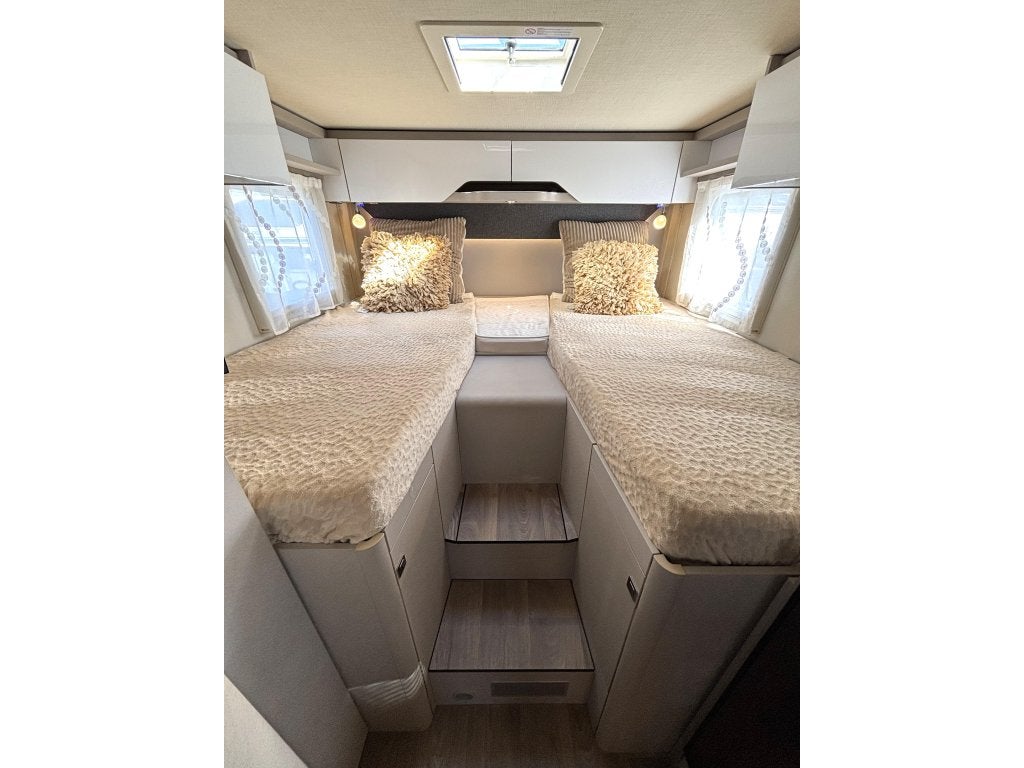 Hymer T 585 S MERCEDES AUTOMAAT ENKELE BEDDEN HEFBED 6200KM!, Caravans en Kamperen, Campers, Automaat, Standaard zit, 7 tot 8 meter