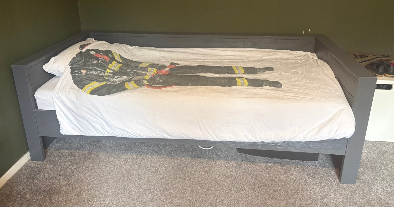WOOOD bedbank Dennis Grijs, Ophalen, 85 tot 100 cm, Gebruikt, Matras