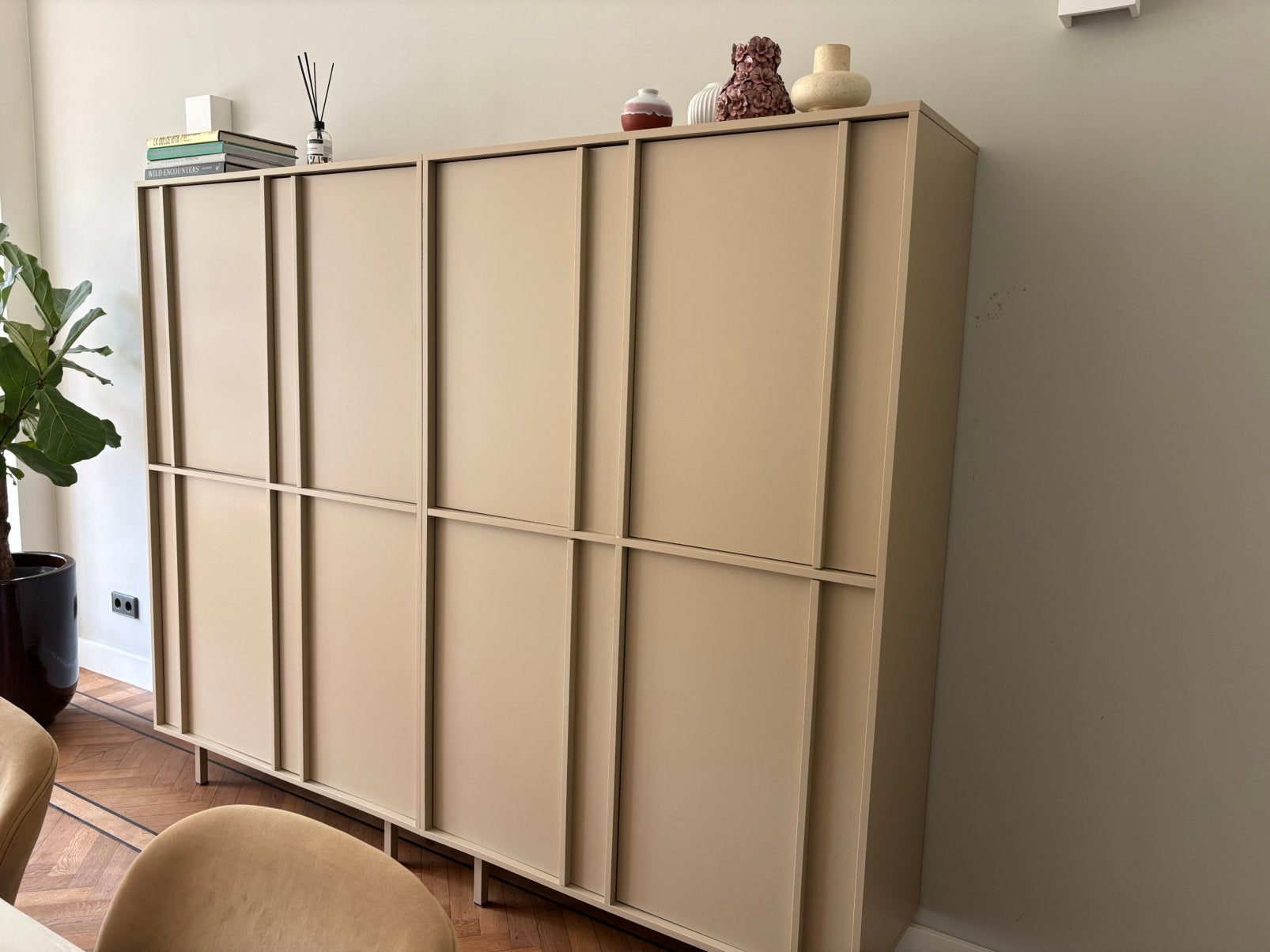 Nous Living Kale wandkast – 220 cm breed – beige/klei, Ophalen, Zo goed als nieuw, 25 tot 50 cm, 200 cm of meer