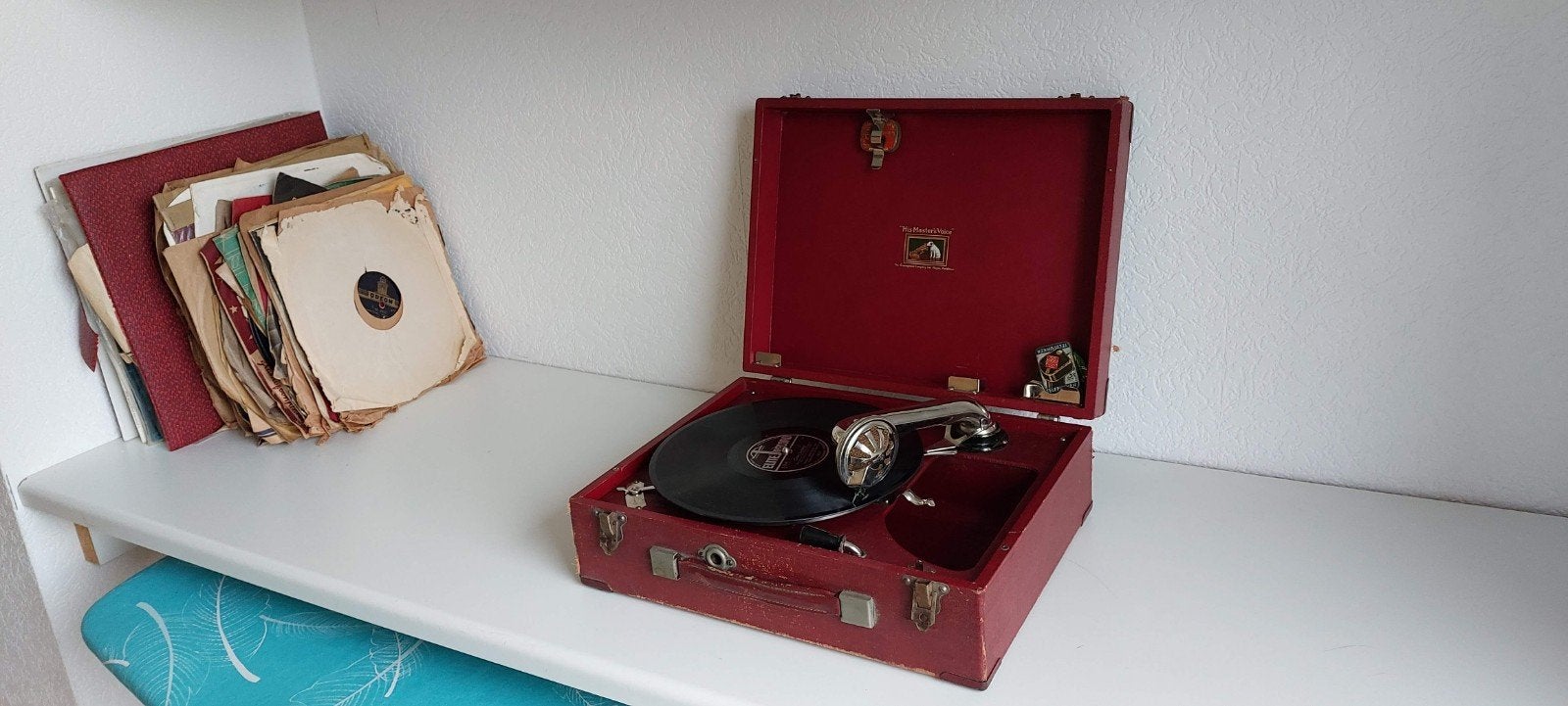 antieke koffergrammofoon met grammofoonplaten