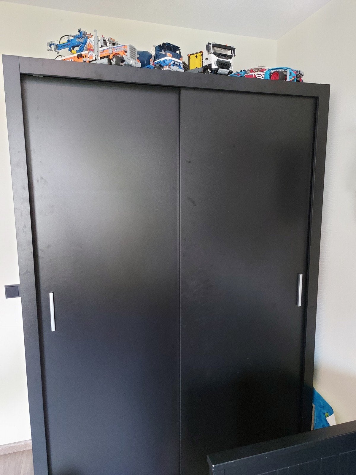 Zwarte kledingkast met schuifdeuren, Huis en Inrichting, Kasten | Kledingkasten, Ophalen, Met deur(en), Gebruikt, 200 cm of meer