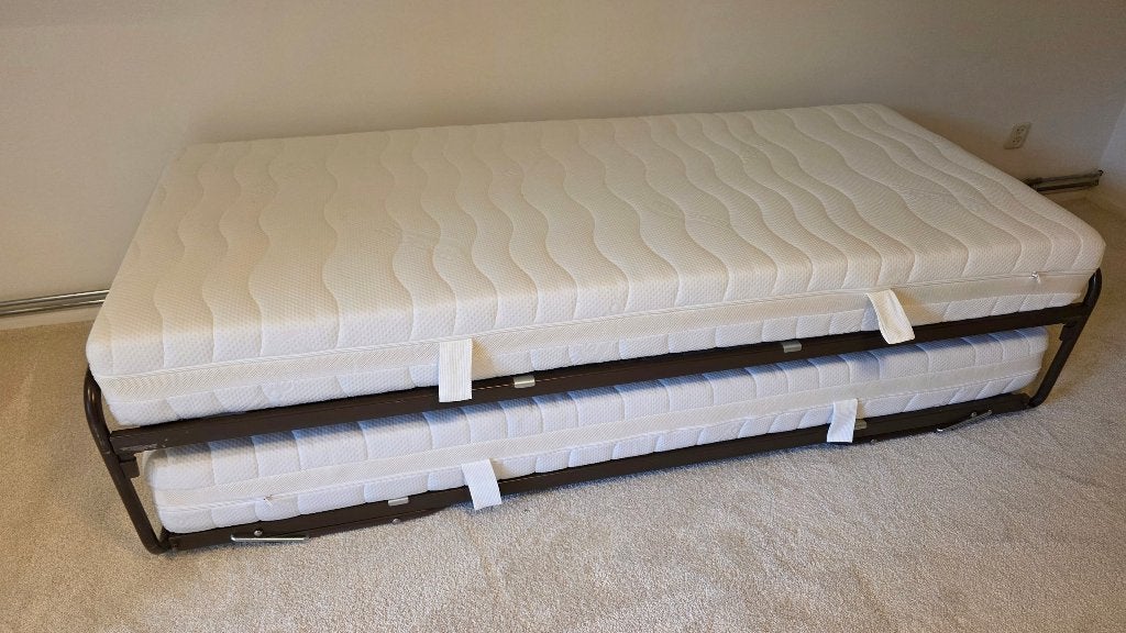 Logeerbedden met matrassen, Huis en Inrichting, Ophalen, 90 cm, Bruin, Tweepersoons