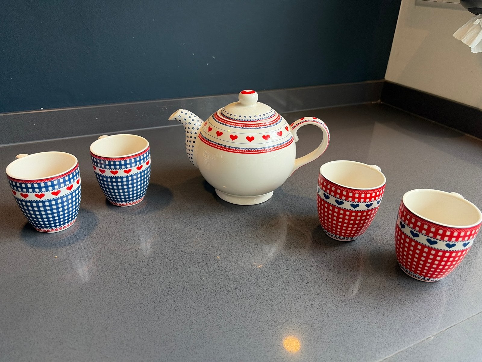 Theepot met 4 mokken - rood, wit, blauw met hartjes, Overige merken, Keramiek, Ophalen of Verzenden, Zo goed als nieuw
