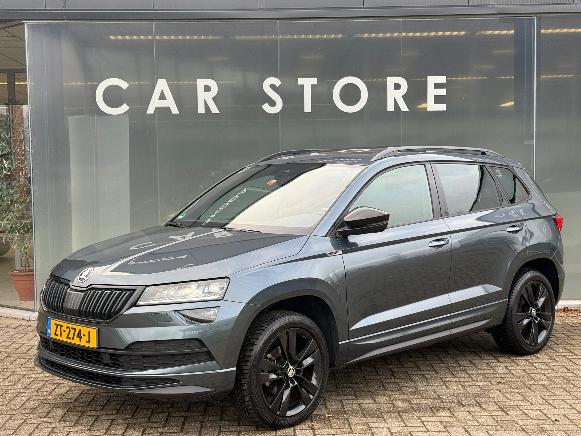 Skoda Karoq 1.5 TSI DSG Sportline Pano|Sfeer|Canton|Dealer O, Auto's, Stof, 4 cilinders, 150 pk, Bedrijf