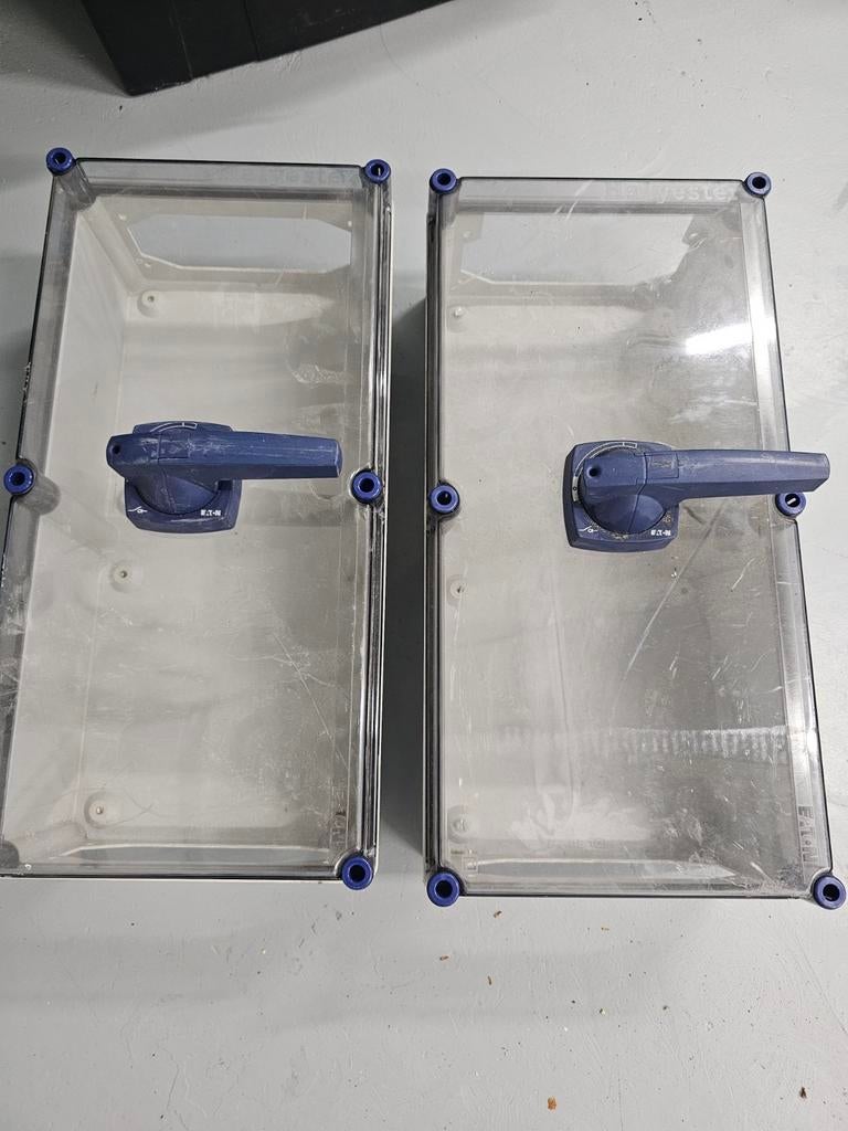 2x Eaton halyesteer transparante kasten, Ophalen
