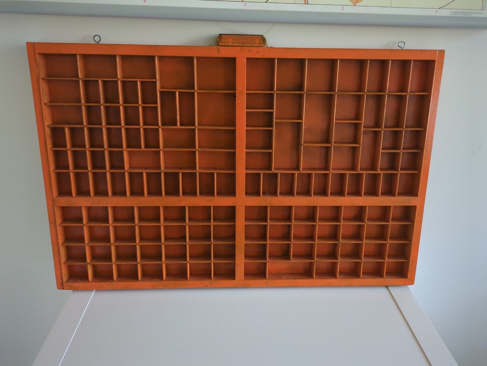Vintage Oranje Letterbak / Drukkerijlade (83x53cm), Antiek en Kunst, Ophalen