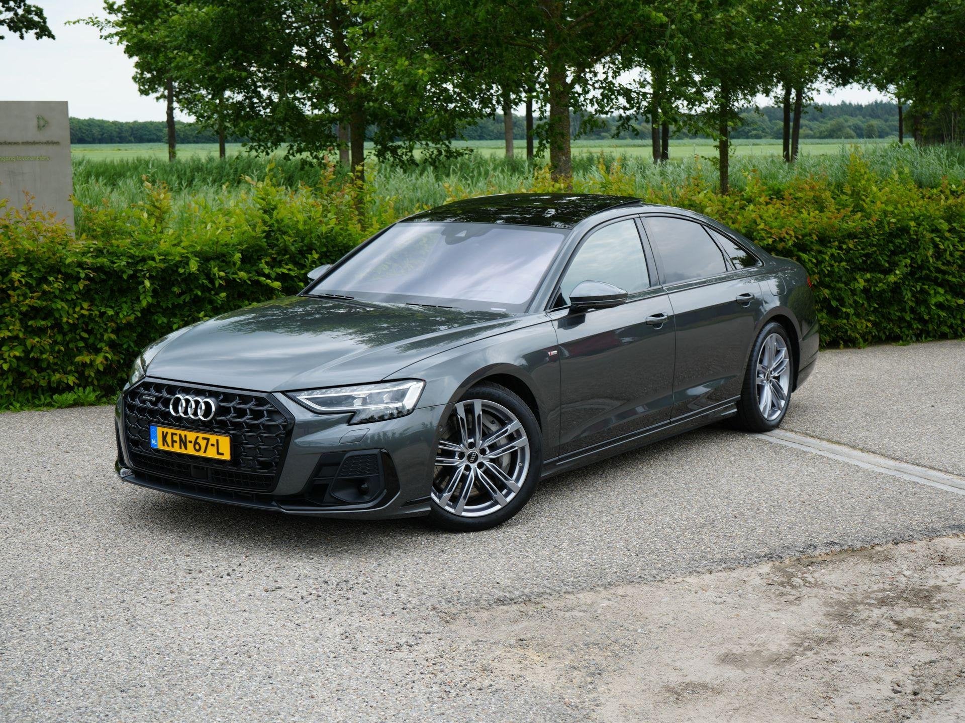 Foto 18 van Audi A8 S-Line 60 TFSI e 462 PK QUATTRO | Vierwielbesturing